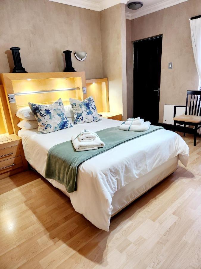 The Wooden Leg Guesthouse Kleinmond Esterno foto
