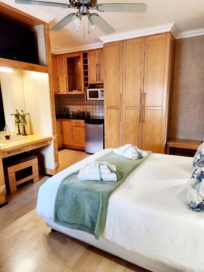 The Wooden Leg Guesthouse Kleinmond Esterno foto