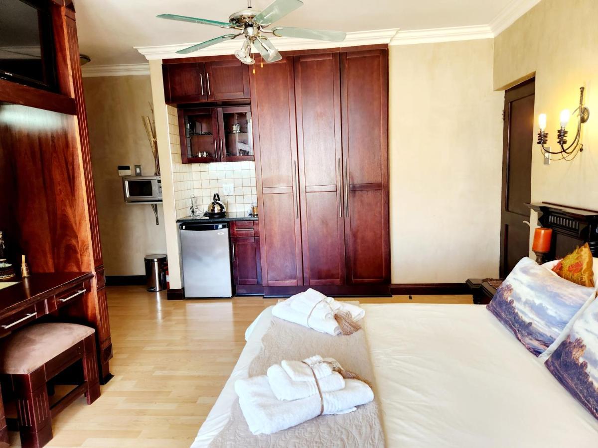 The Wooden Leg Guesthouse Kleinmond Esterno foto