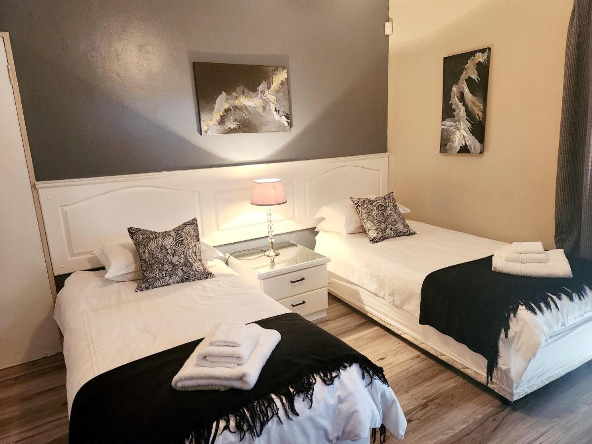 The Wooden Leg Guesthouse Kleinmond Esterno foto